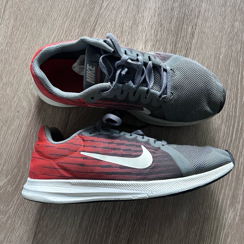 Nike Downshifter 8 GS - Cool Grey/Hyper Crimson - Size 7Y